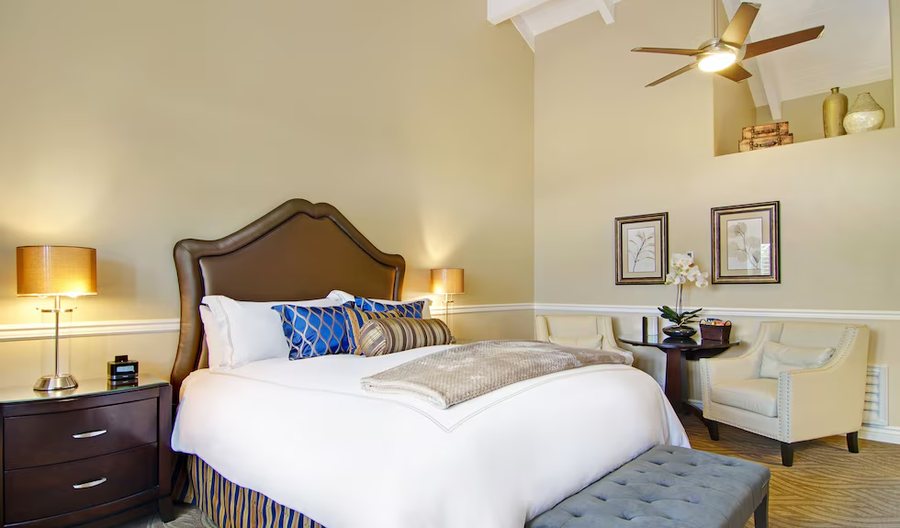 Carriage House Inn — Guest room