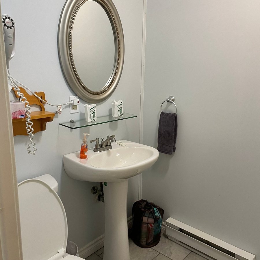 Carriage House Inn — Bathroom