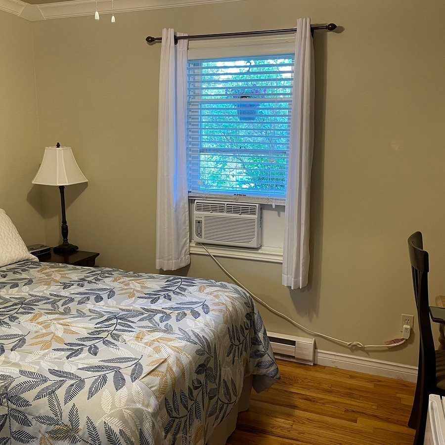 Carriage House Inn — Guest room