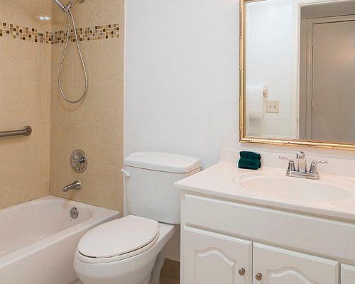Carriage House Resort — Bathroom