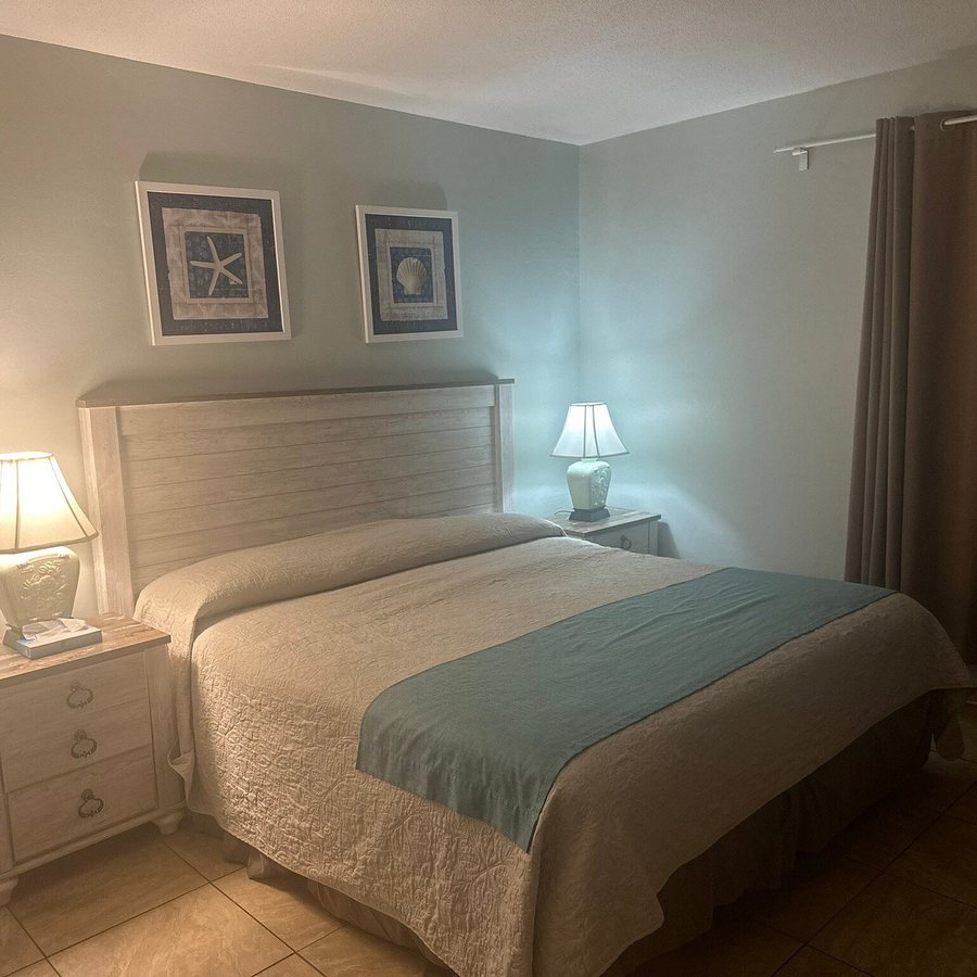 Carriage House Resort — Guest room
