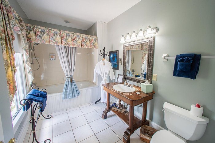 Carriage Way Inn Bed Breakfast — Bathroom