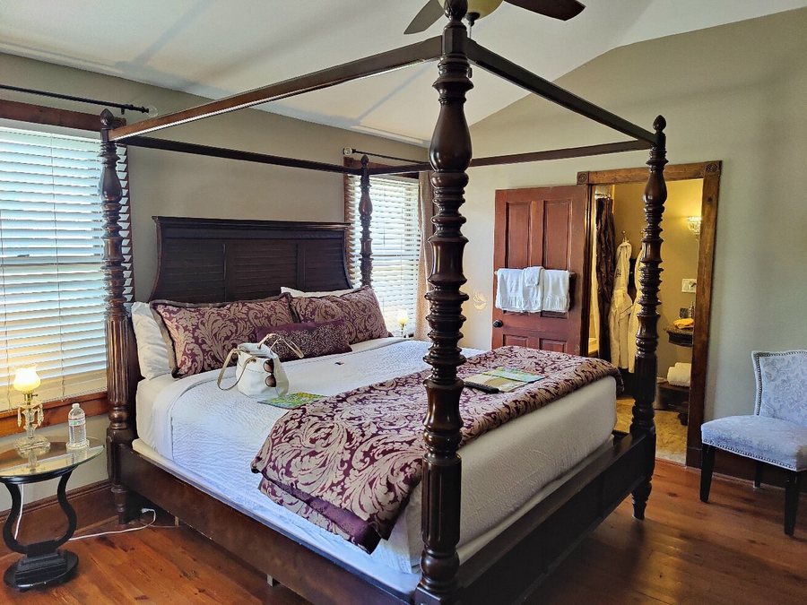 Carriage Way Inn Bed Breakfast — Guest room
