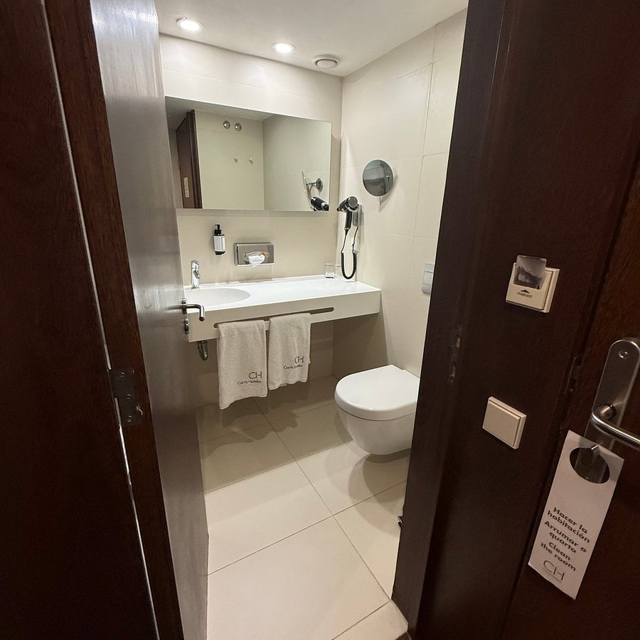Carris Porto Ribeira — Bathroom
