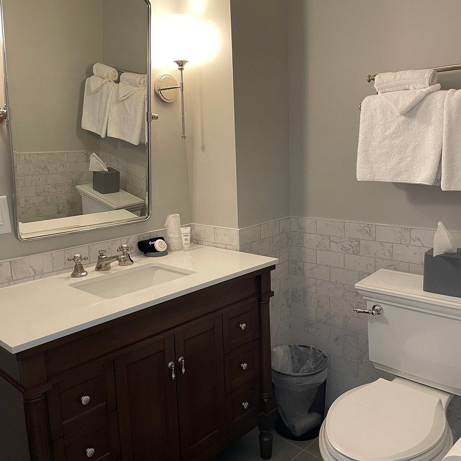 Carroll Villa Hotel — Bathroom