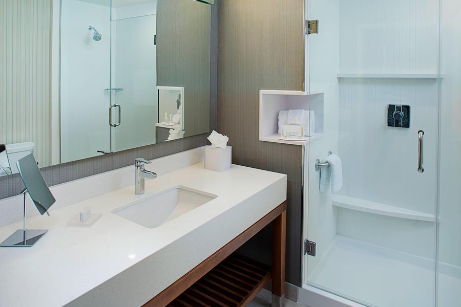 Carrollton Inn — Bathroom