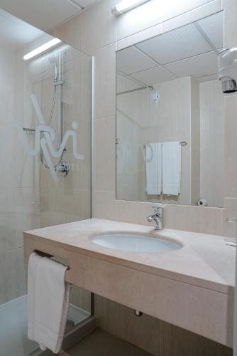 Carvi Beach Hotel — Bathroom