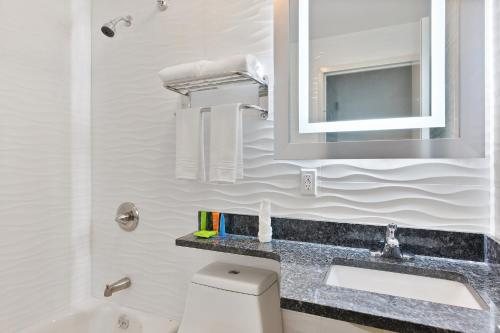 Casa Blanca Hotel Brooklyn — Bathroom