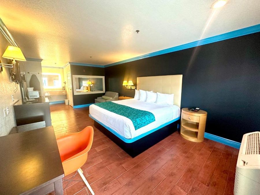 Casa Blanca Hotel Suites — Guest room
