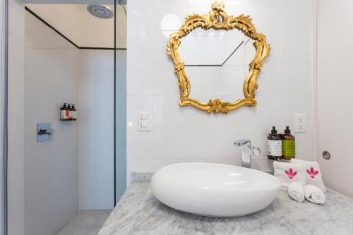 Casa Comtesse — Bathroom
