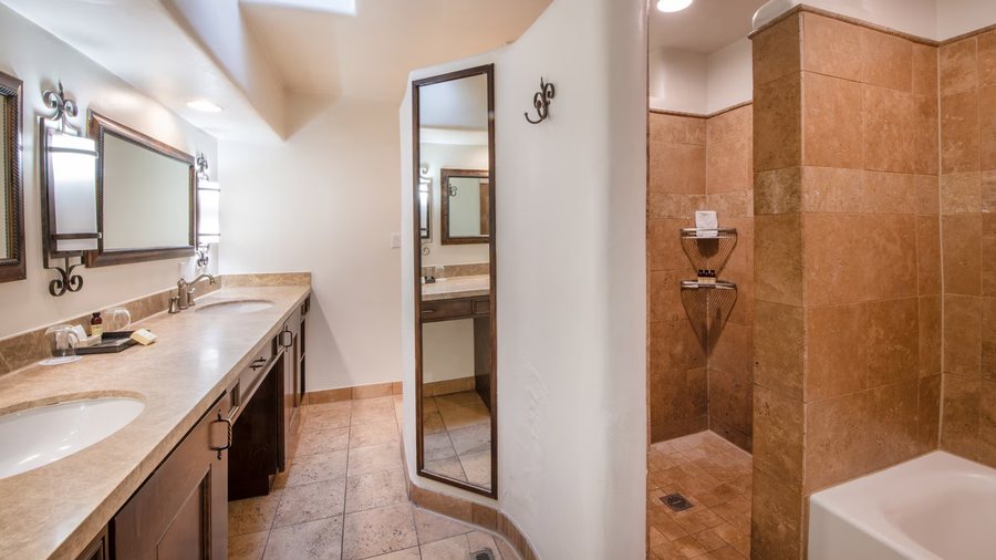 Casa de Tres Lunas — Bathroom
