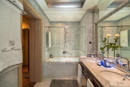 Casa Fuster Hotel — Bathroom