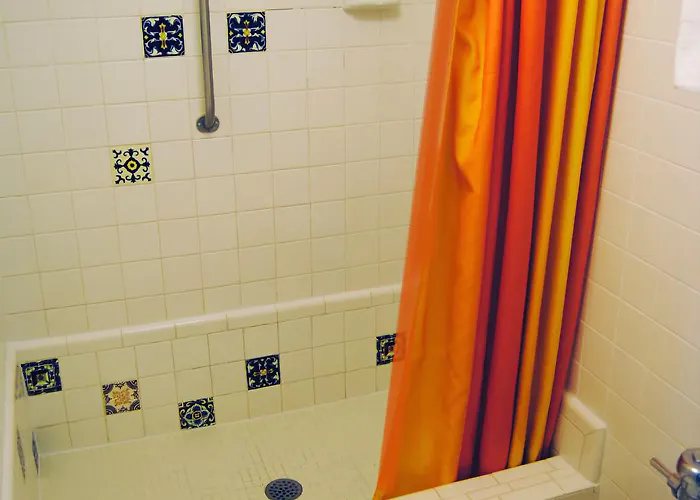 Casa Loma Hotel — Bathroom