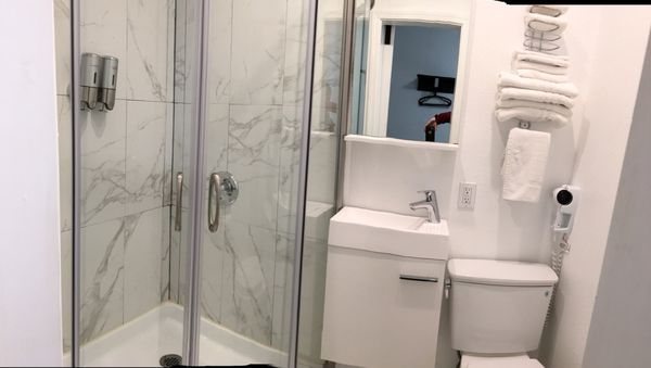 Casa Loma Hotel — Bathroom