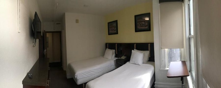 Casa Loma Hotel — Guest room
