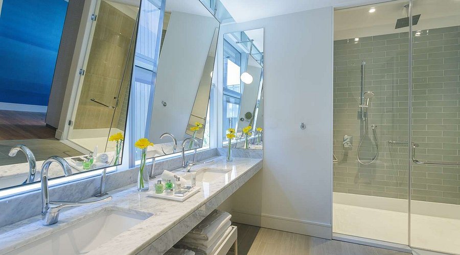 Casa Mondrian — Bathroom