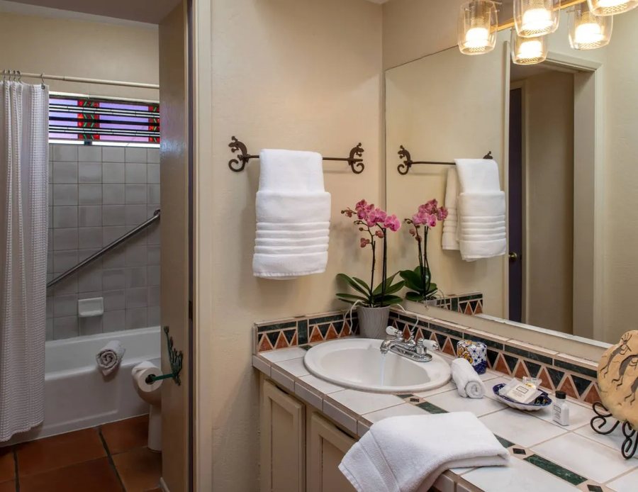 Casa Tierra Adobe Bed Breakfast — Bathroom