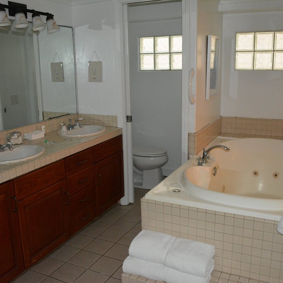 Casa Tropicana — Bathroom
