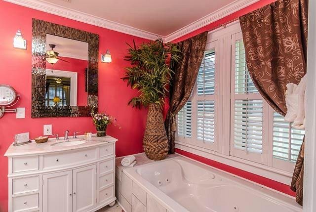 Casablanca Inn on the Bay — Bathroom