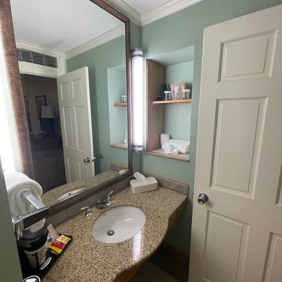 Cascades Inn — Bathroom