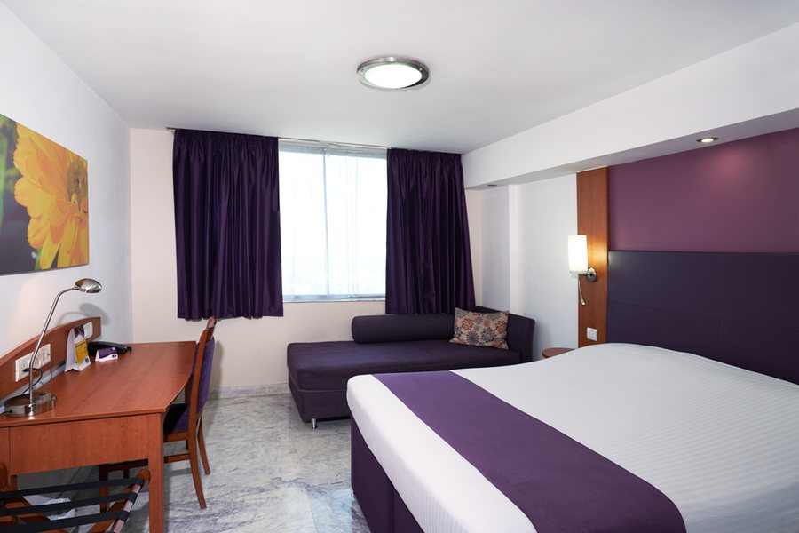 Caspia Hotel New Delhi Shalimar Bagh — Guest room