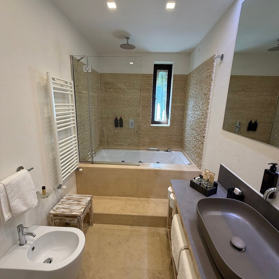Castello Monaci — Bathroom