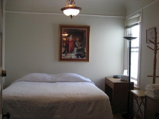 Castillo Inn — Guest room