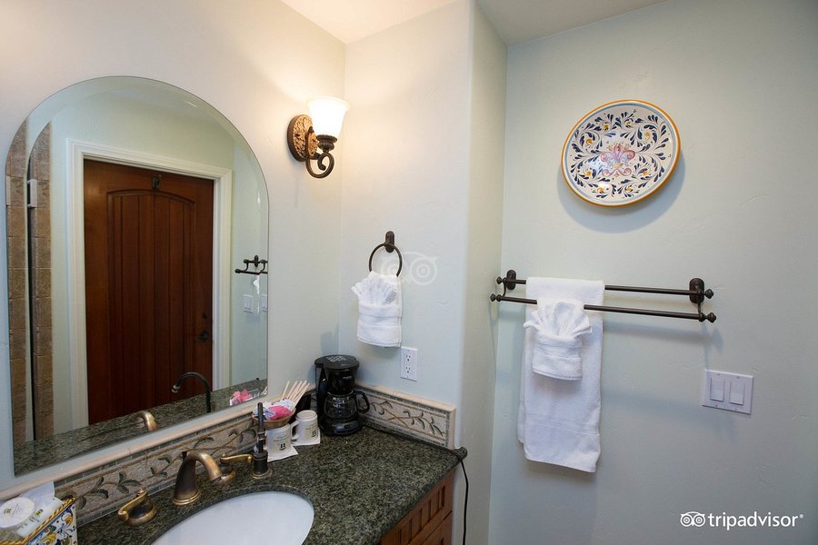 Castillo Inn — Bathroom