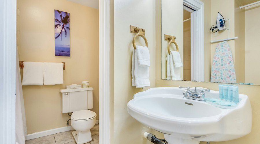 Castle at Waikiki Grand — Bathroom