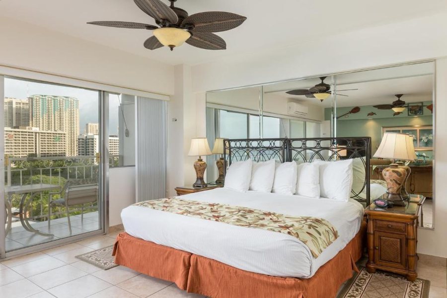 Castle at Waikiki Grand — Guest room