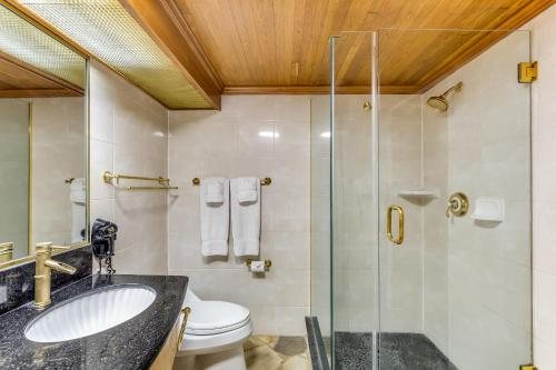 Castle Bamboo Waikiki Hotel — Bathroom