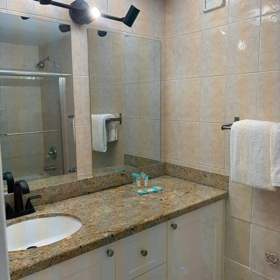 Castle Beach Club Apartments Miami Beach Florida — Bathroom