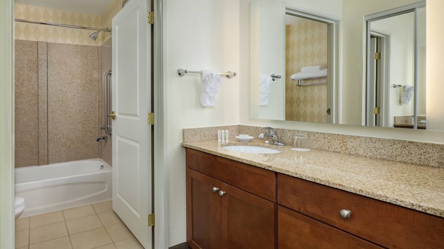 Castle Creek Manor Bed and Breakfast — Bathroom