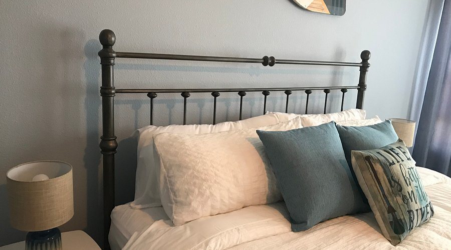 Castle Creek Manor Bed and Breakfast — Guest room