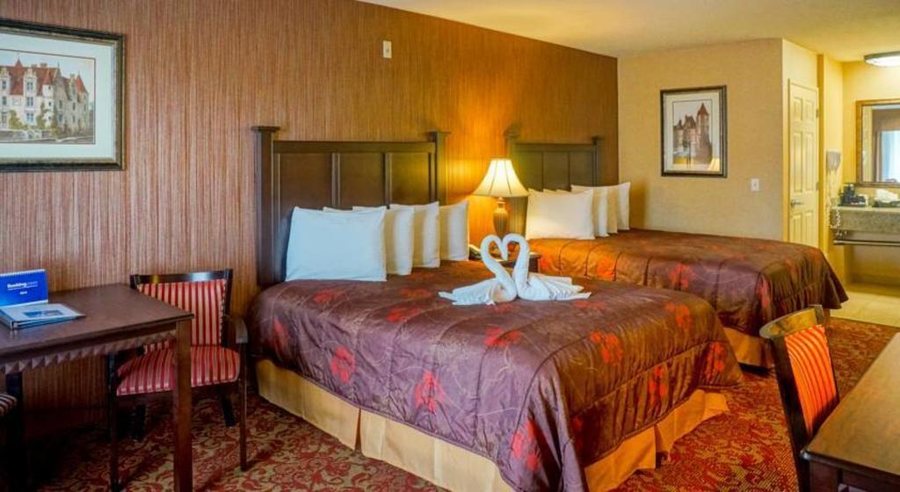 Castle Inn Suites — Guest room