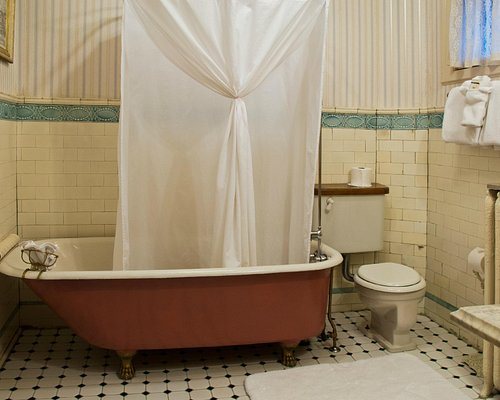 Castle Marne Bed Breakfast Inn — Bathroom