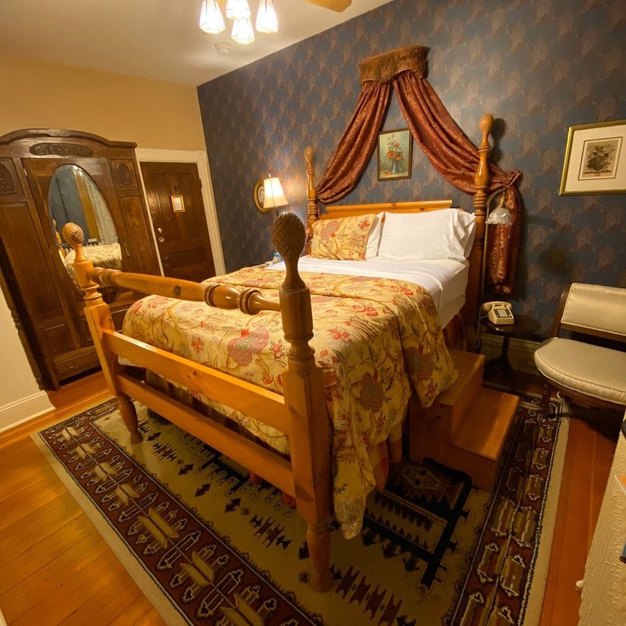 Castle Marne Bed Breakfast Inn — Guest room
