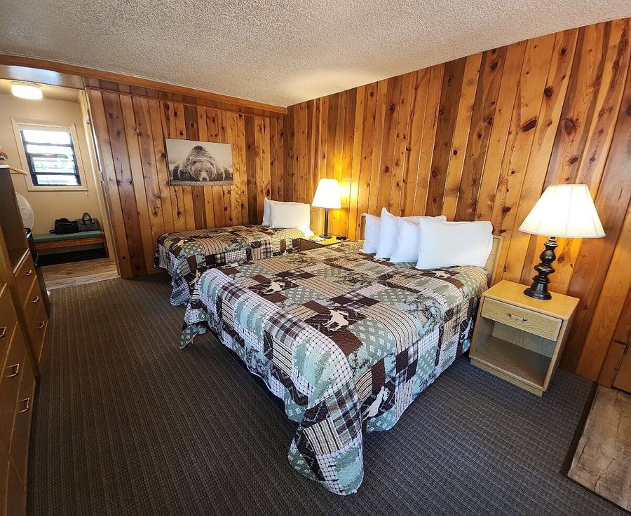 Castle Mountain Lodge — Guest room
