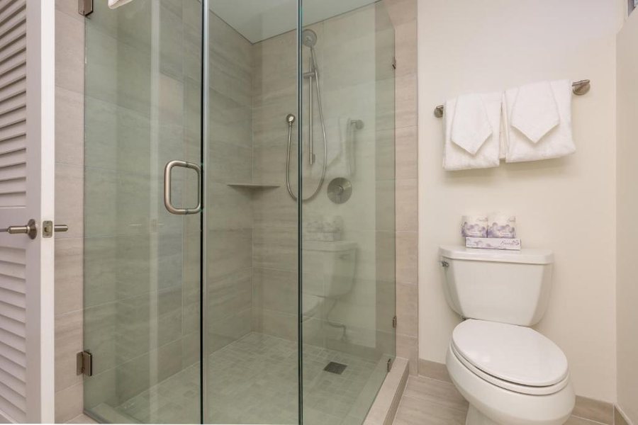 Castle Waikiki Shore — Bathroom