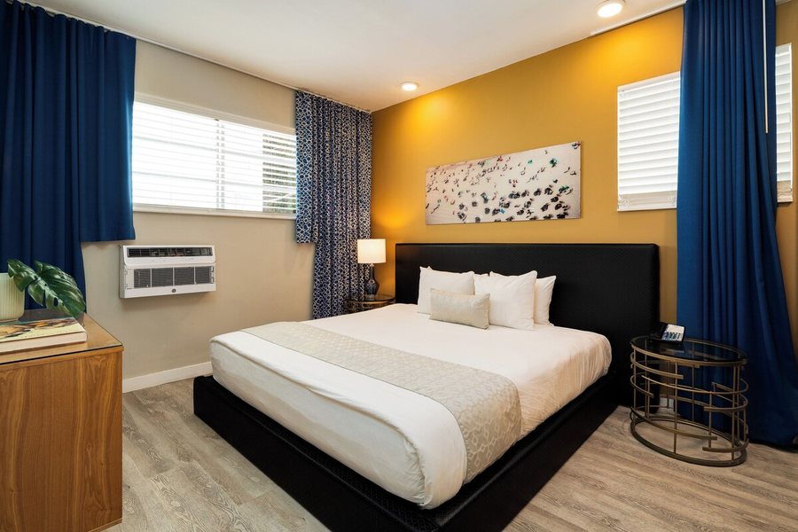 Catalina Inn — Guest room