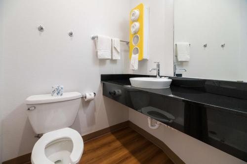 Catalina Motel — Bathroom