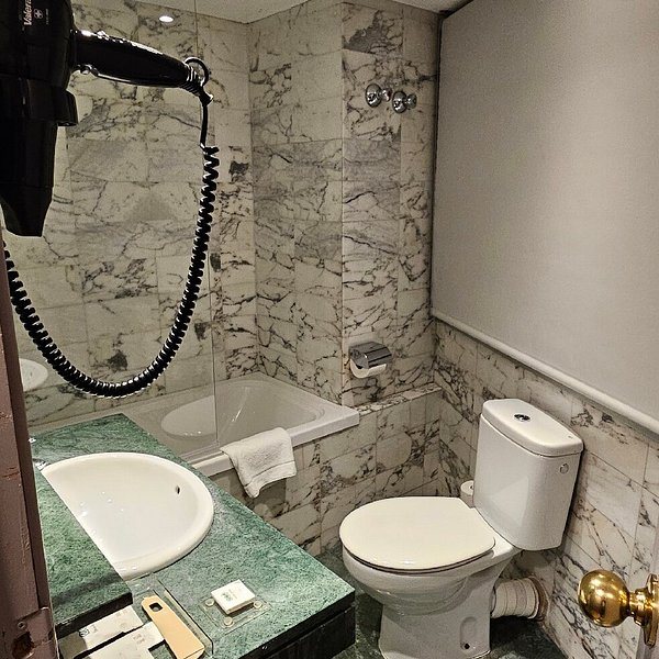 Catalonia Atenas Barcelona Catalonia — Bathroom