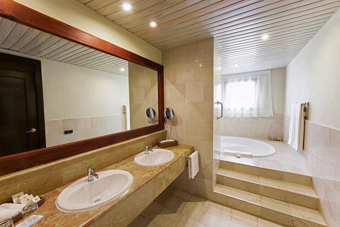 Catalonia Bavaro Beach Golf And Casino Resort — Bathroom