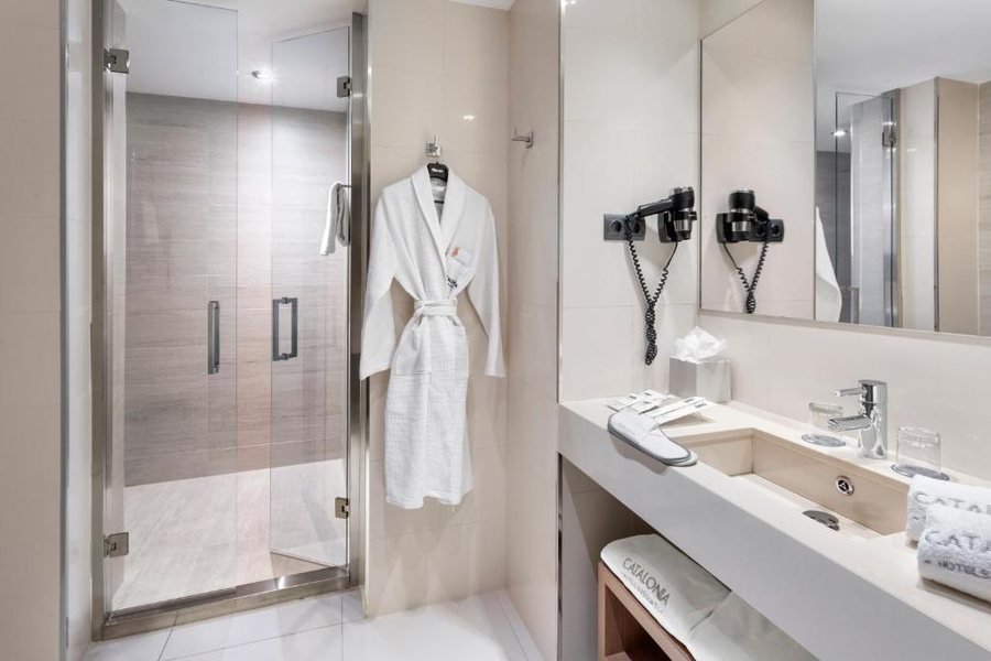 Catalonia Plaza Mayor — Bathroom
