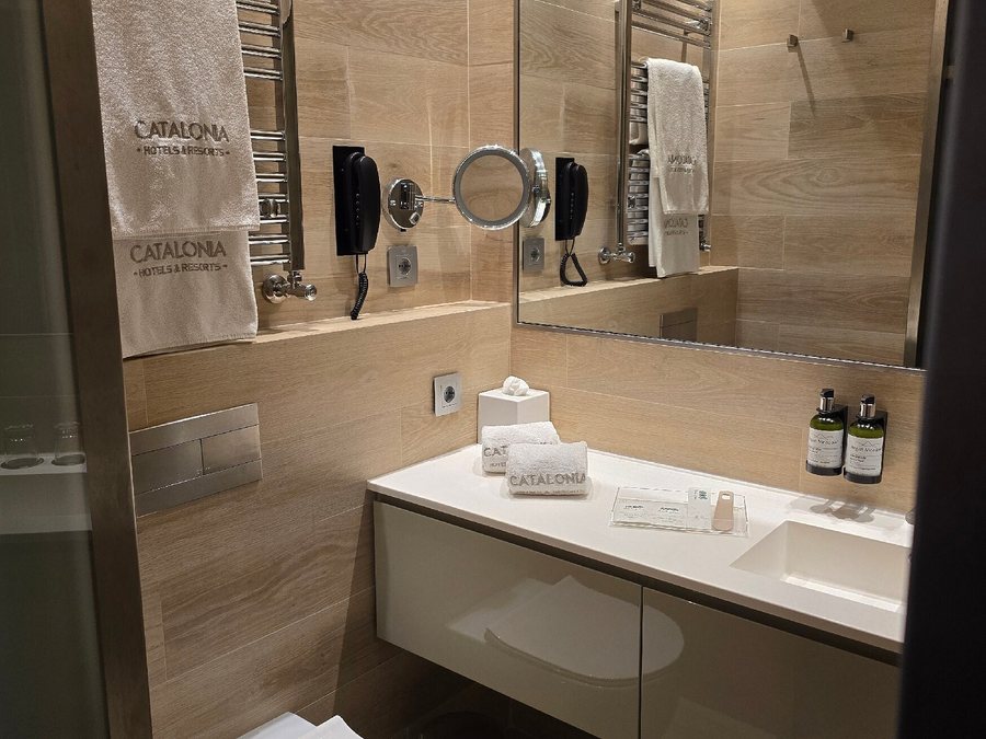 Catalonia Porto — Bathroom