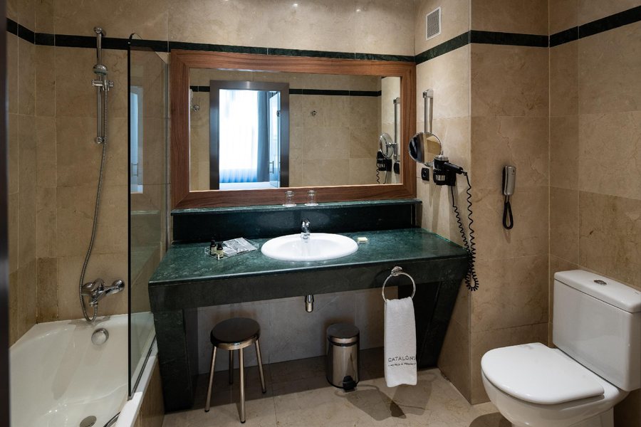 Catalonia Puerta Del Sol — Bathroom