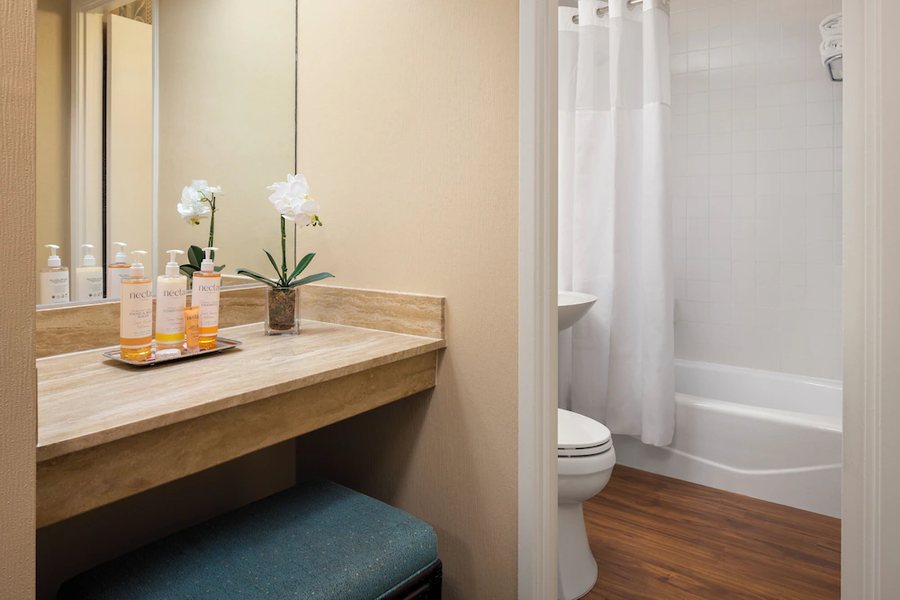 Catamaran Resort Hotel and Spa — Bathroom