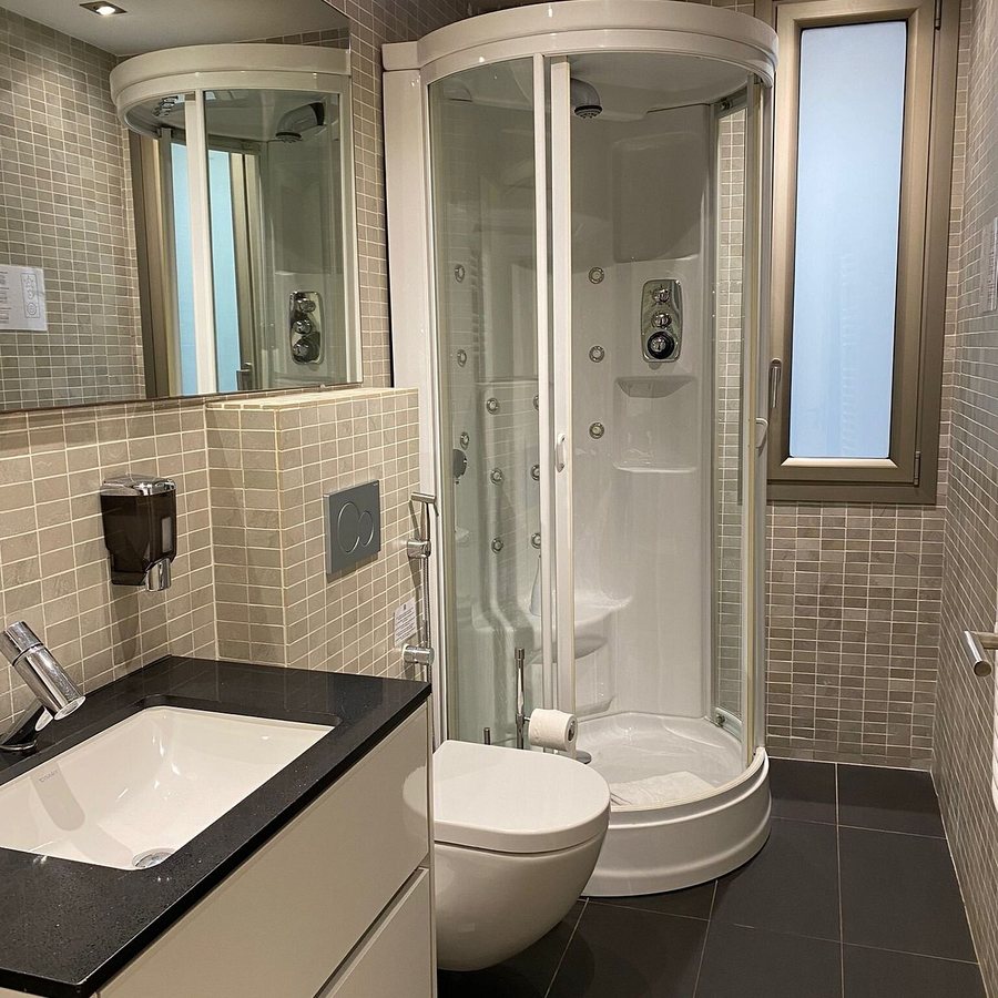 Catedral Bas Apartments by Aspasios Barcelona Catalonia — Bathroom