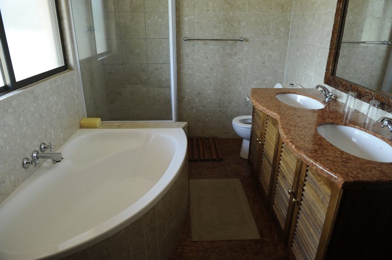 Catembe Gallery Hotel — Bathroom