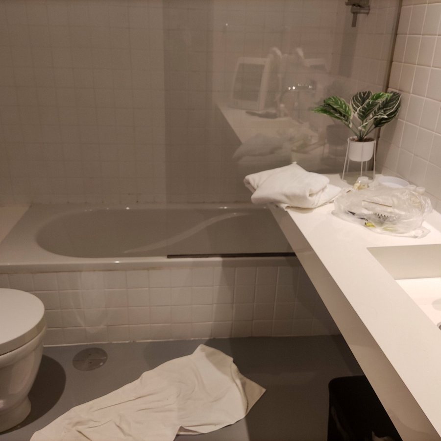 Cathedral Design Apartments — Bathroom